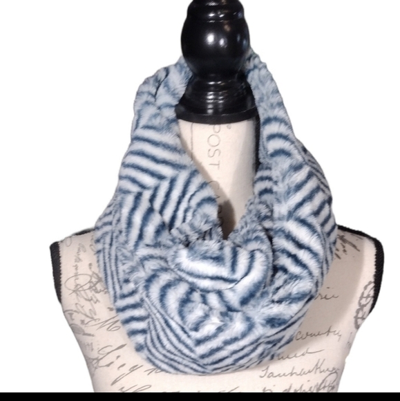 LIB Faux Fur Poncho NWT - Picture 4 of 4